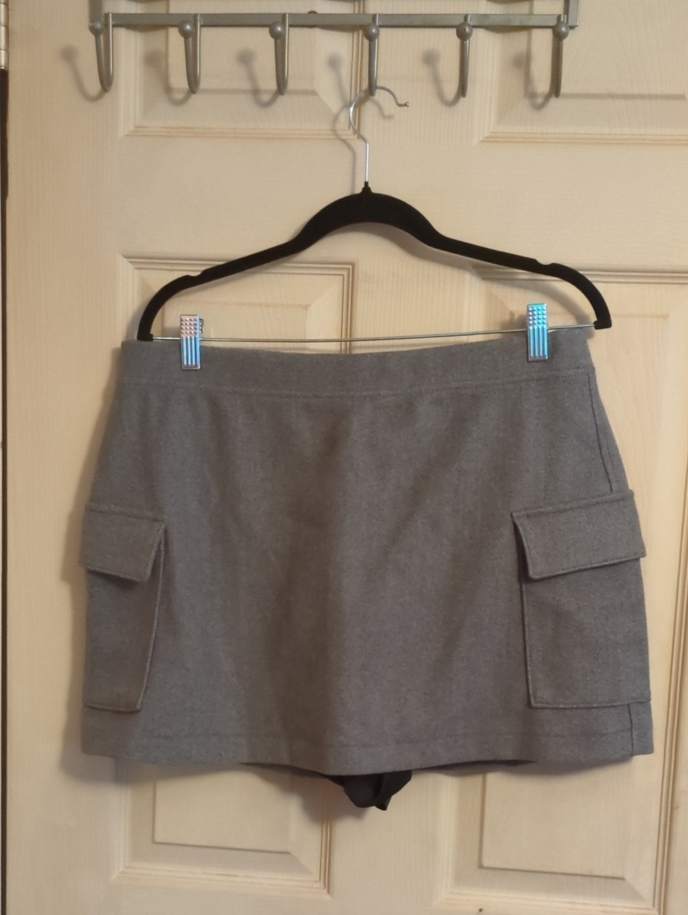 NWOT Abercrombie & Fitch Large Grey Felt Cargo Mini Skort/Functional Pockets
